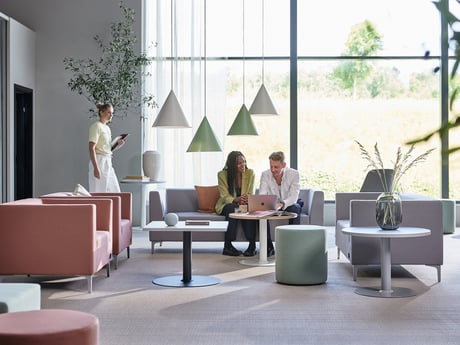 Prostředí kanceláře s lidmi