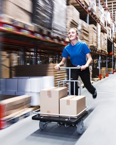 Žena ve skladu na skladové koloběžce