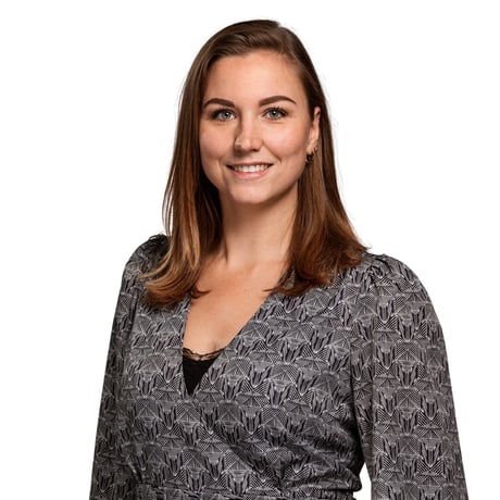 Vrouw glimlacht naar de camera