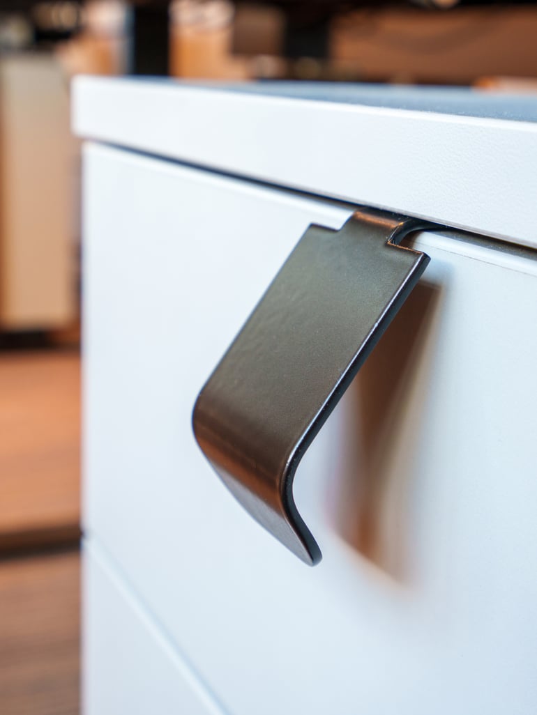 Overzichtsfoto van kantoorinrichting met bureaus, bureaustoelen en akoestische schermen