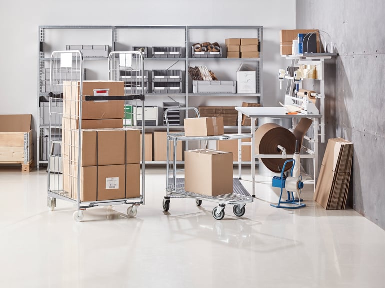 Vogner med pakker som står på et lager