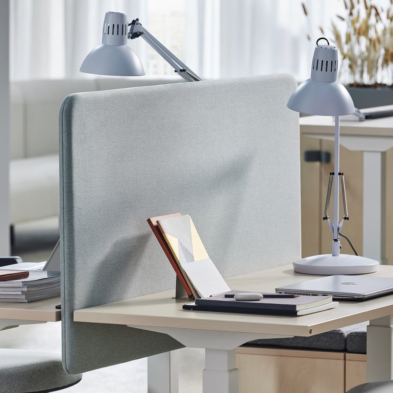 Acoustic screen that significantly improves the acoustic environment and provides privacy