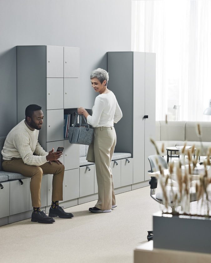 Smalltalk mellem to personer i et kontorlandskab