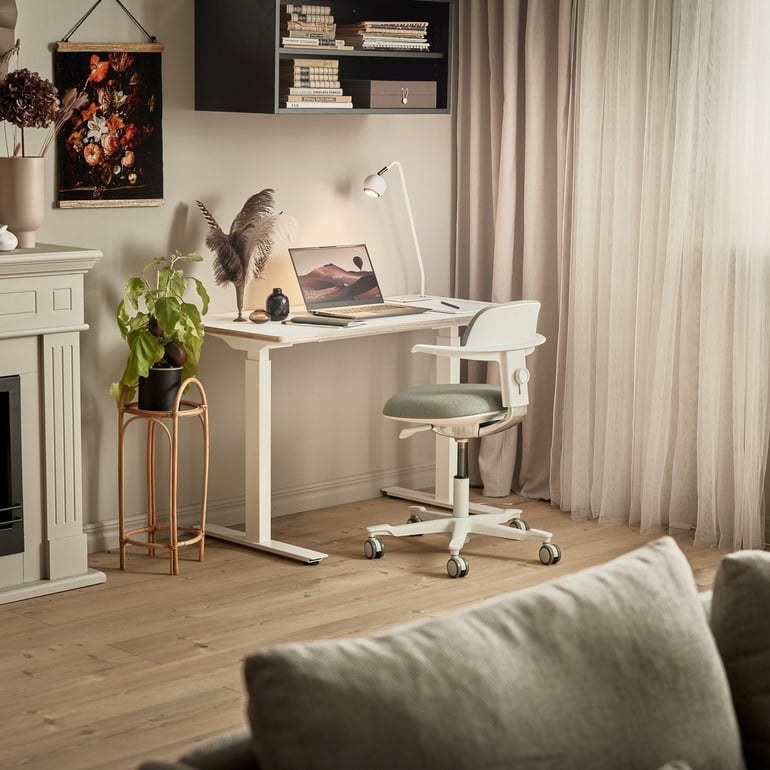 Et hjemmekontor i hjørnet af en stue