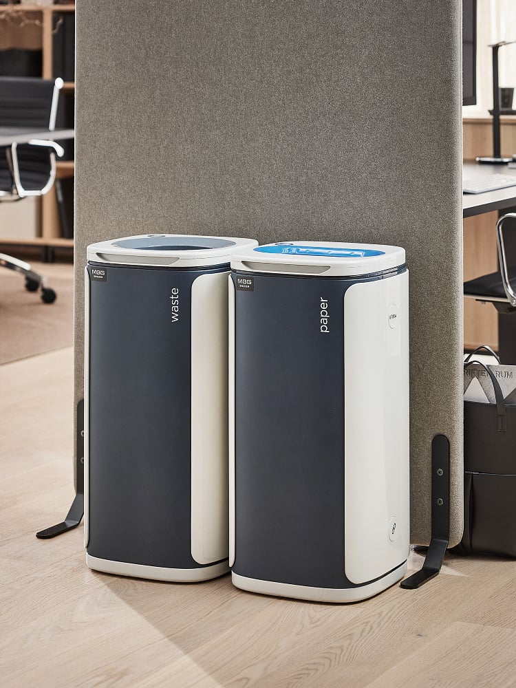 TWee afvalbakken met kleur gecodeerde deksels