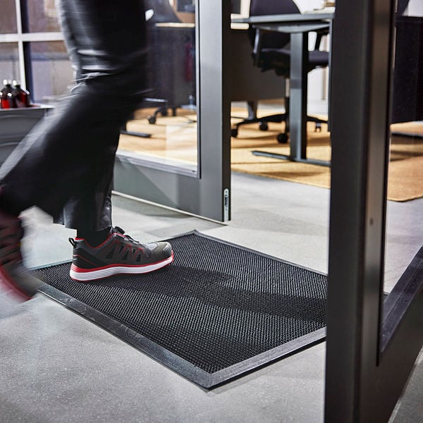 Entrance mat made of natural rubber with soft tips that scrape away dirt