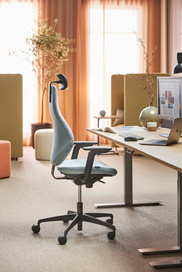 HURRAY office chair with sit-stand desk in an office with neutral décor