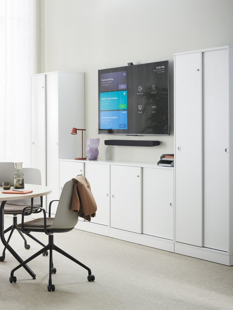 Låsbart skab med skydedøre QBUS