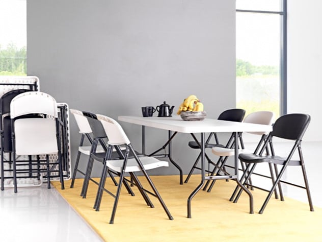 Saliekamie galdi studijā