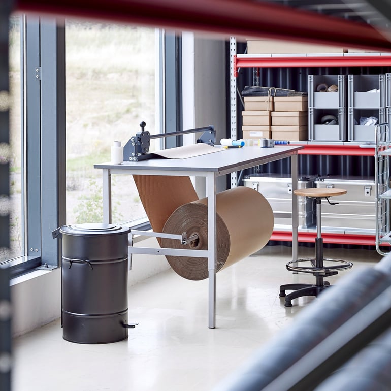 Et pakkebord står klar til pakning af varer