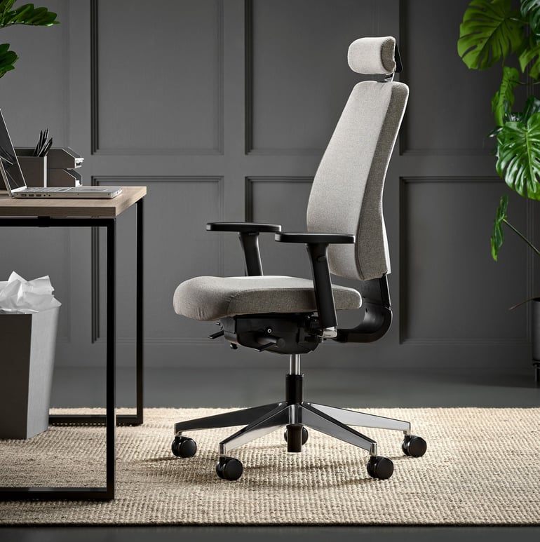 Kontorstol af høj kvalitet ved skrivebord