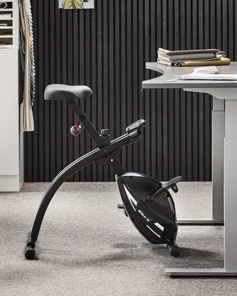 En kontorcykel ved et hæve sænkebord opfordrer til at være aktiv på kontoret