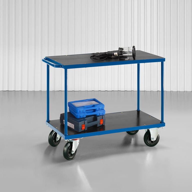 En bordvogn med værtøj på