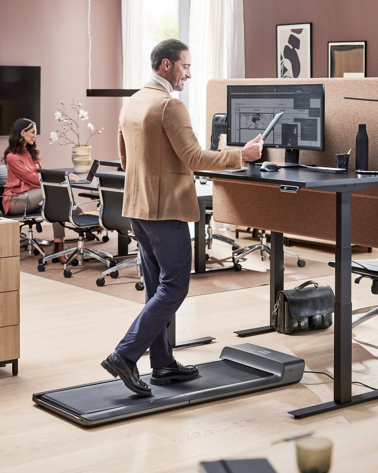 Muž v kanceláři na chodícím páse