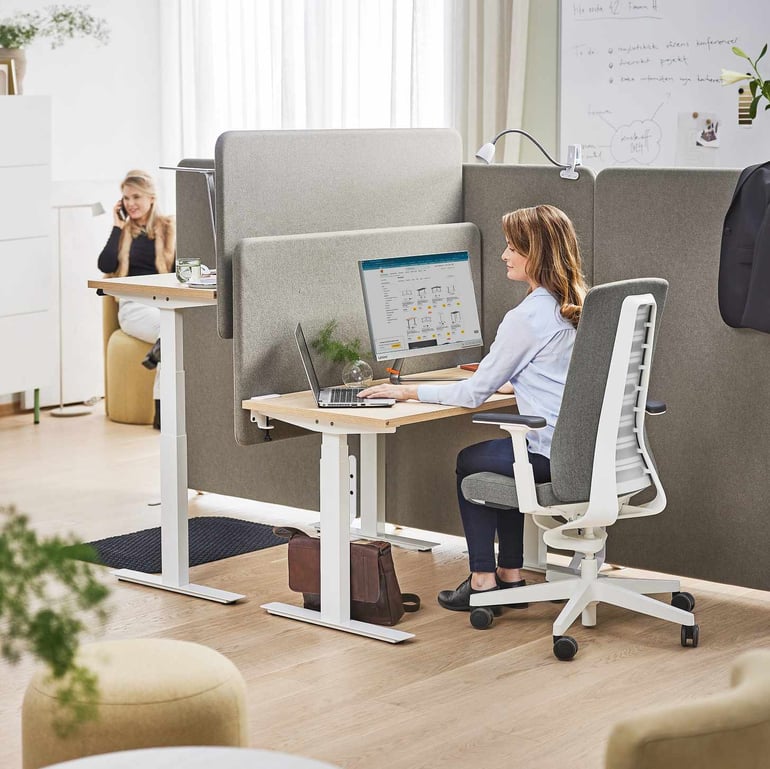 Kontorlandskap med bordskjerm og skjermvegg