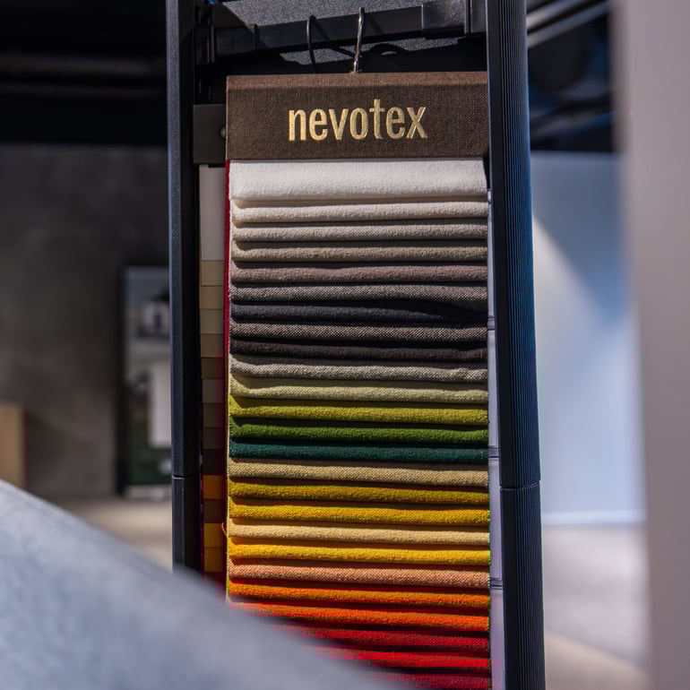 Fargeprøver i showroom