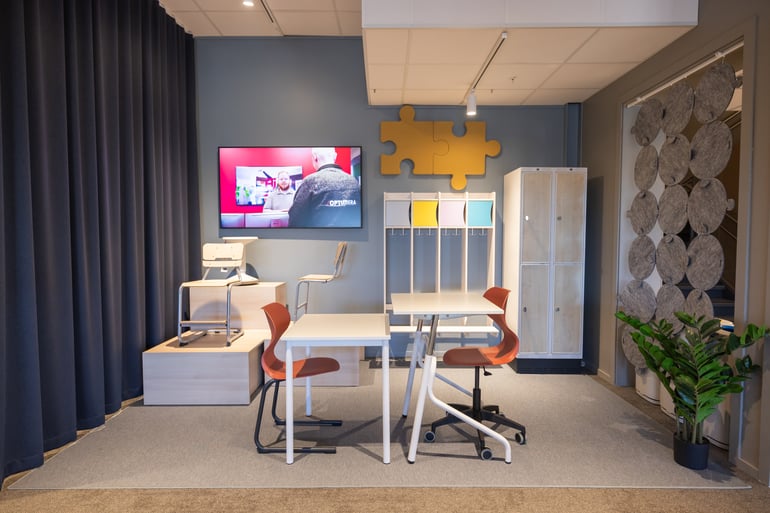 Skolepult, elevstoler og elevskap