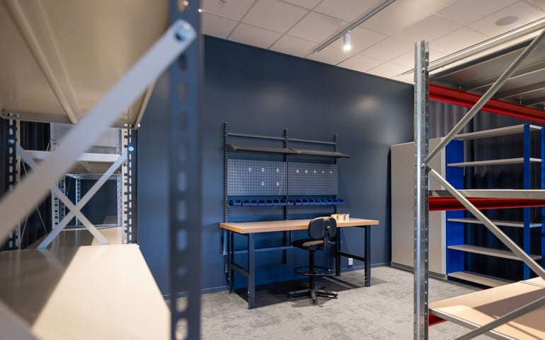 Arbeidsbenk og hyllereoler