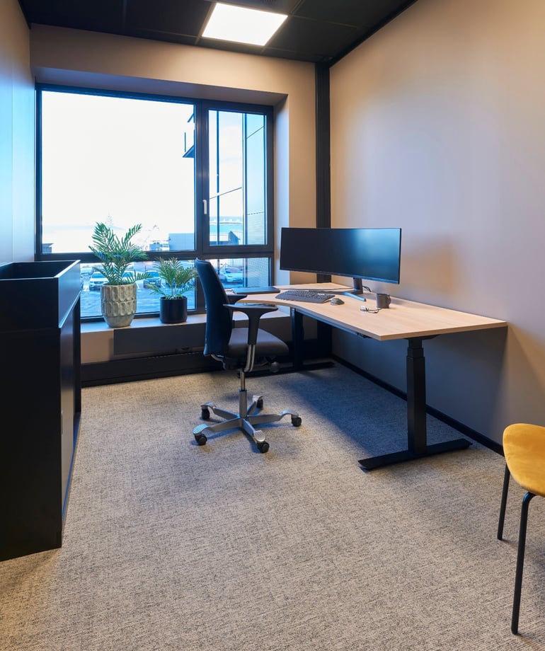 Pisarna z dvižno mizo