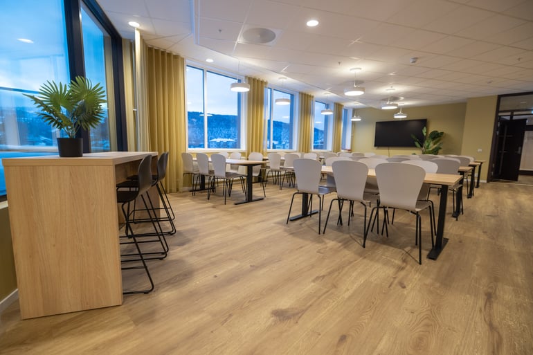 Kantine med bord og stoler