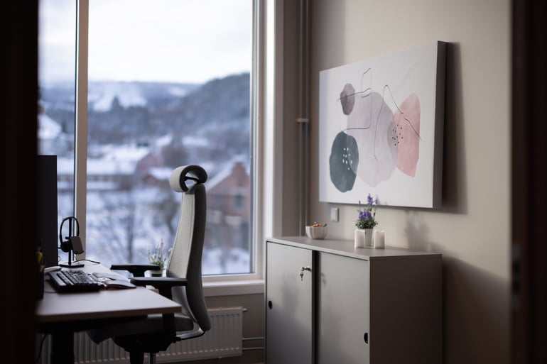 Kontor med skrivebord og kontorstol