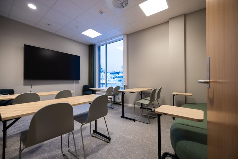 Møterom med møtebord og konferansestoler