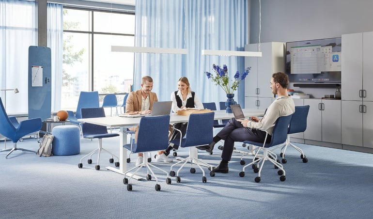 Bilde av kontormiljø i en blå fargepalett