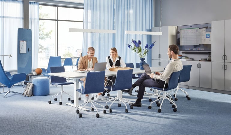 Bilde av kontormiljø i en blå fargepalett