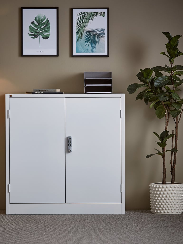 Ein weißer Lagerschrank mit elektronischen Codeschloss
