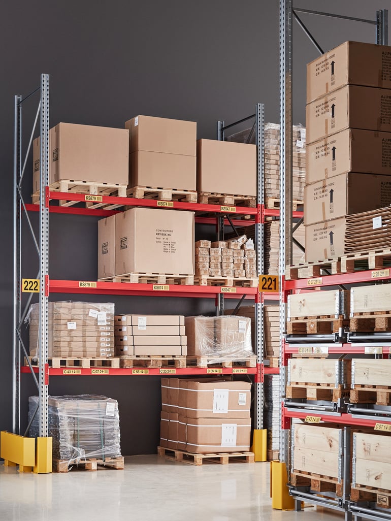 Pallereoler fyldt med pallevarer
