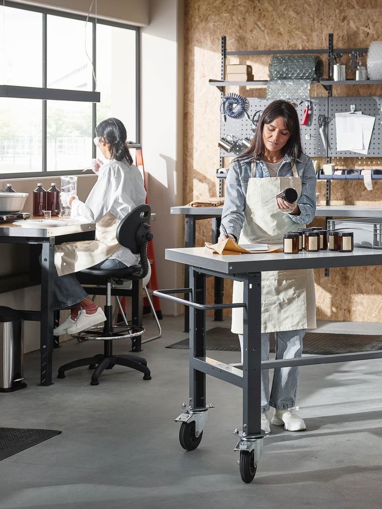 Två personer som arbetar i en lagermiljö