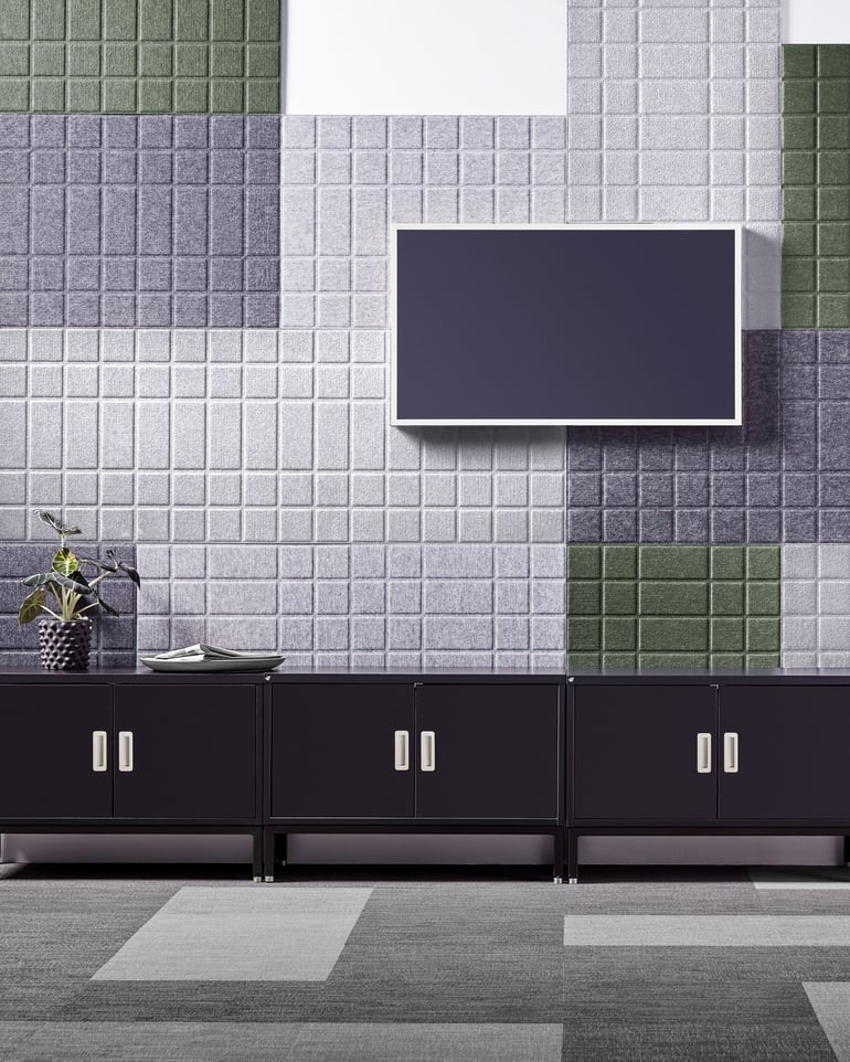 Wand met akoestische wandpanelen en lage kasten