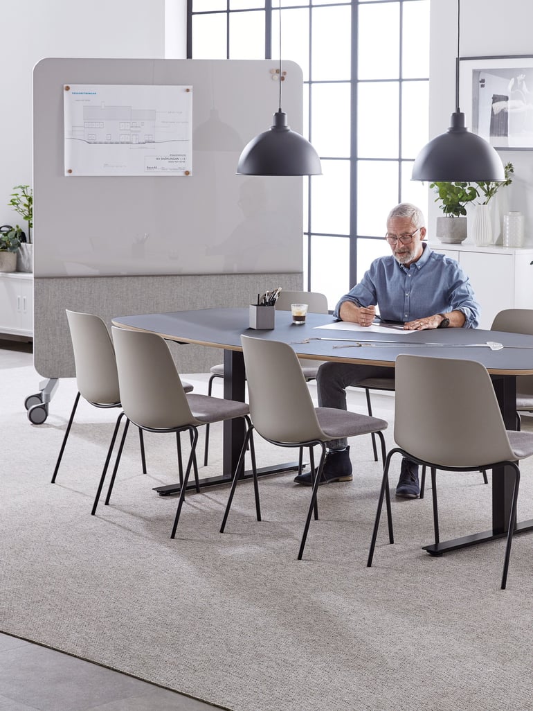 Geluidsabsorberend glassboard in een vergaderruimte 