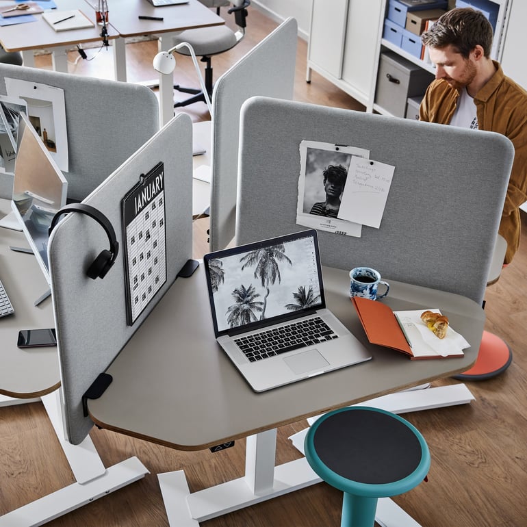 Four triangle-shaped desks with table screens positioned as a space-saving workgroup