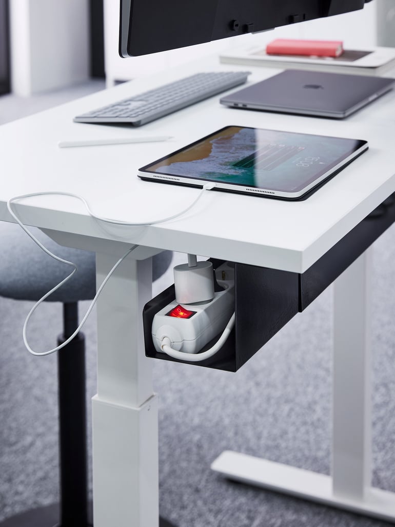 Pojemnik kablowy z gniazdkiem pod biurkiem