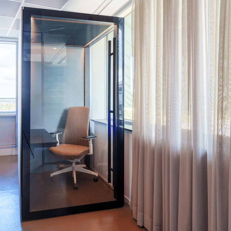 Akoestische belpod met bureaustoel