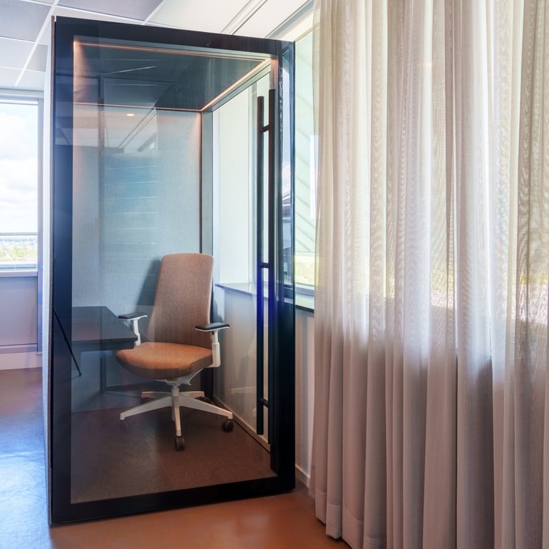 Akoestische belpod met bureaustoel