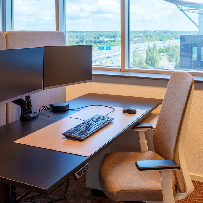 Werkplek met uitzicht op A32