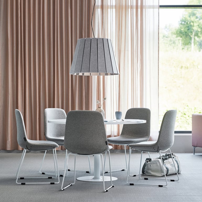 Kontormiljø med tepper og gardiner som bedrer lydmiljøet