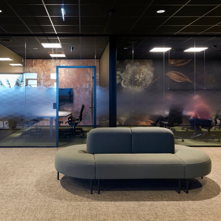 Zelena modularna sedežna garnitura v pisarniškem okolju