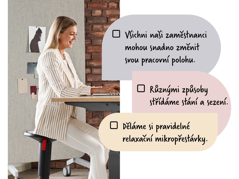 Žena sedící u stolu