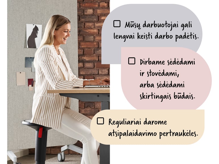 Darbuotoja prie biuro stalo