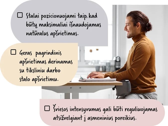 Vyras sėdi prie biuro stalo, ant aktyvaus darbo kėdės