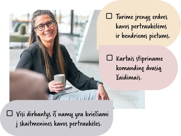Asmuo šypsosi prieš kameros objektyvą