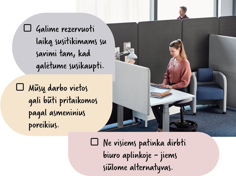 Moteris prie biuro stalo
