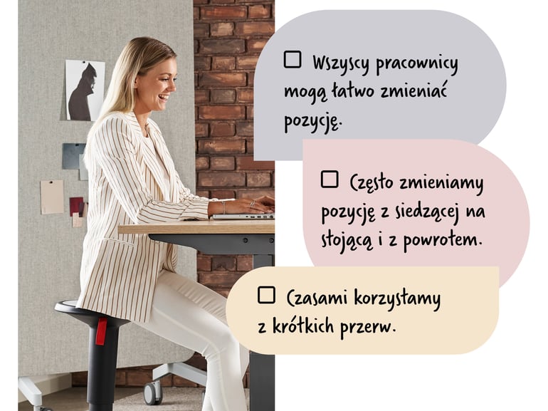 Kobieta siedząca przy biurku