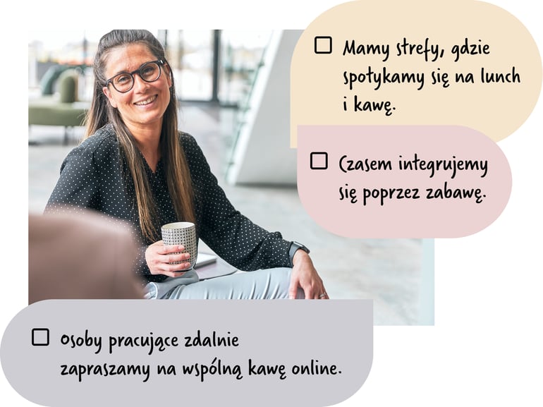 Osoba patrząca w kamerę i uśmiechająca się