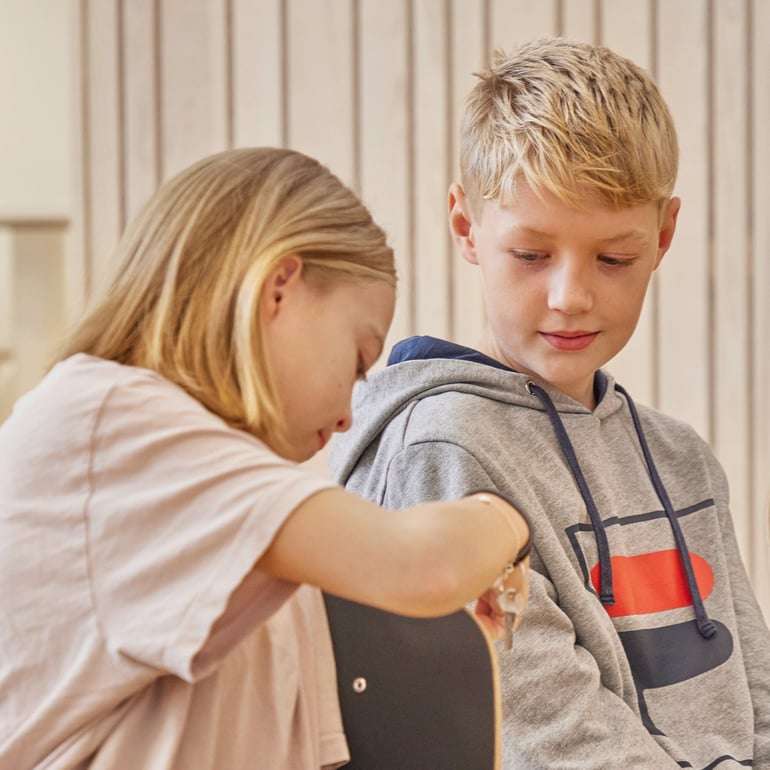 Zwei Schulkinder unterhalten sich