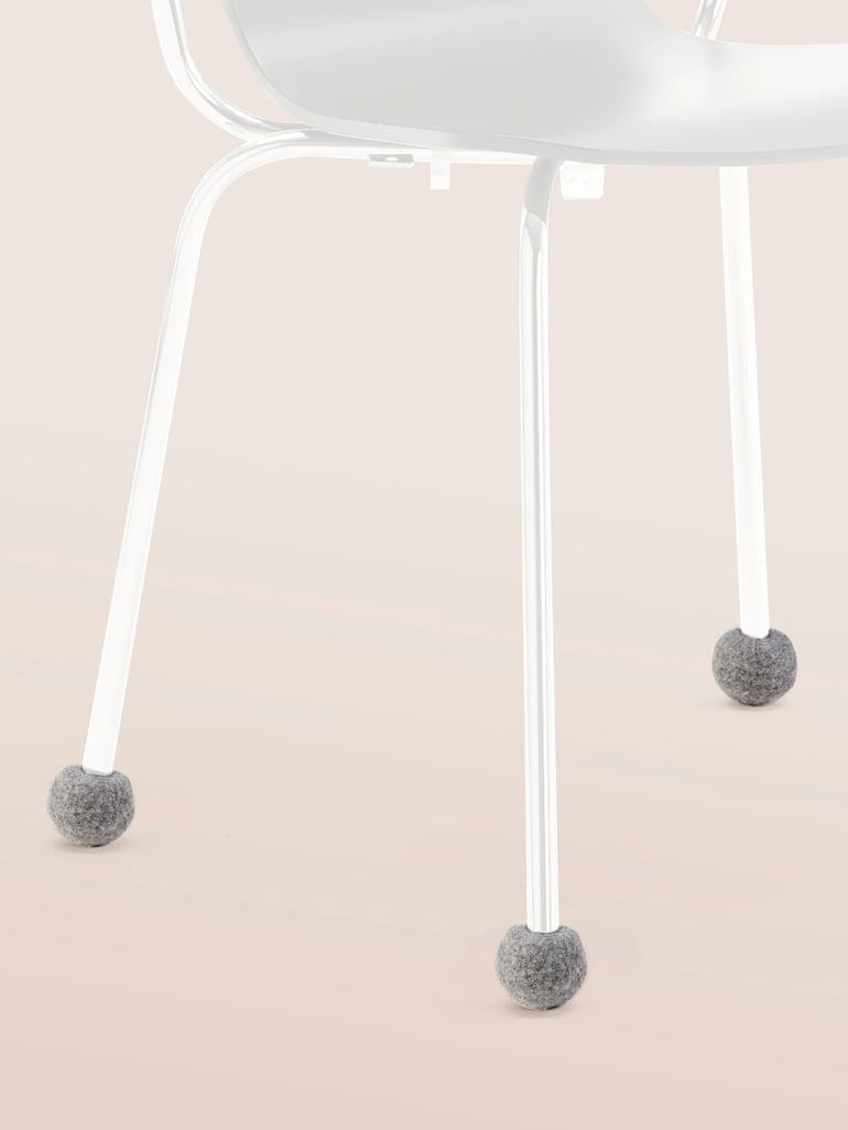 Mokyklinė kėdė su kojų antgaliais