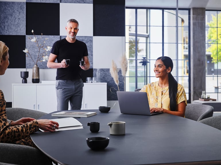 Kollegen trinken Kaffee und führen ein Meeting